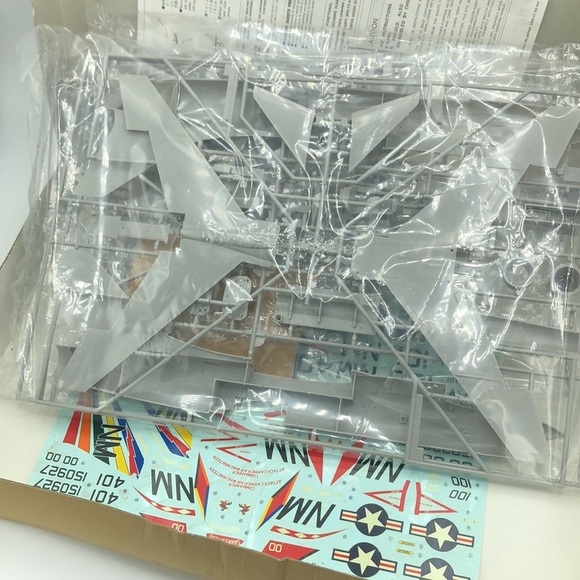 Hasegawa 1:48 Scale Kit Vought F-8E Crusader Model - Picture 9 of 12